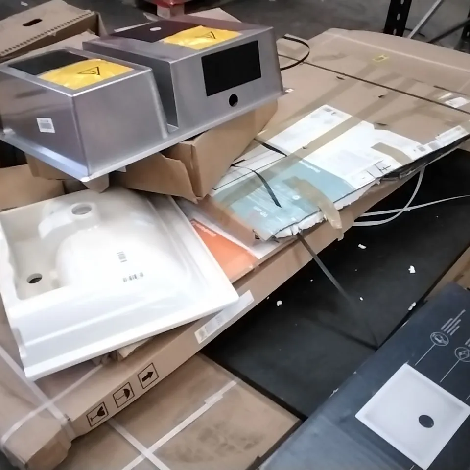 PALLET OF ASSORTED SHOWER PANELS AND BASINS 