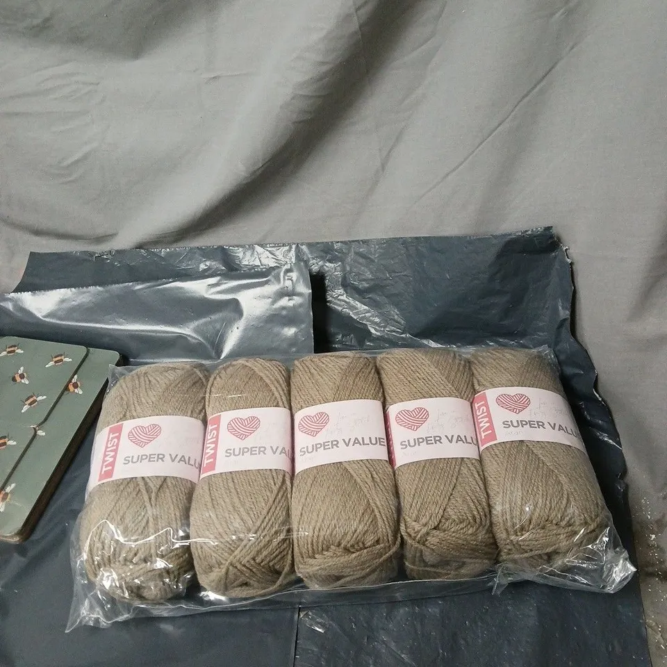 BOX OF APPROXIMATELY 15 ASSORTED HOUSEHOLD ITEMS INCLUDING SQUARE PEN POT , BEE PLACEMATS AND SUPER VALUE WOOL 