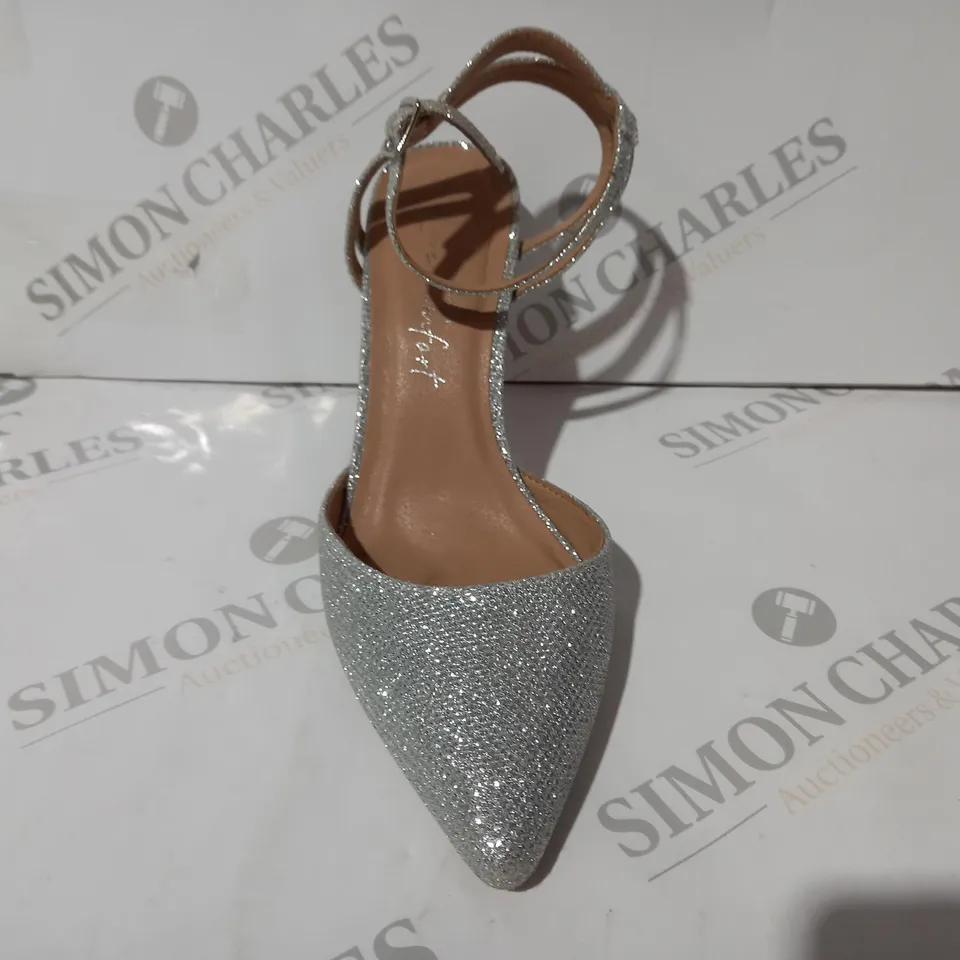 BOXED PAIR OF NEW LOOK POINTED TOE HIGH HEELS IN SILVER W. GLITTER EFFECT UK SIZE 6