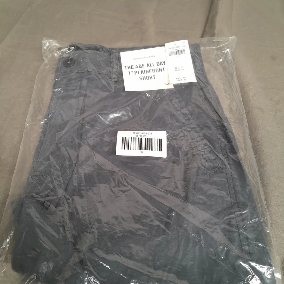 SEALED ABERCROMBIE & FITCH 7 PLAINFRONT SHORTS IN NAVY - SIZE 32