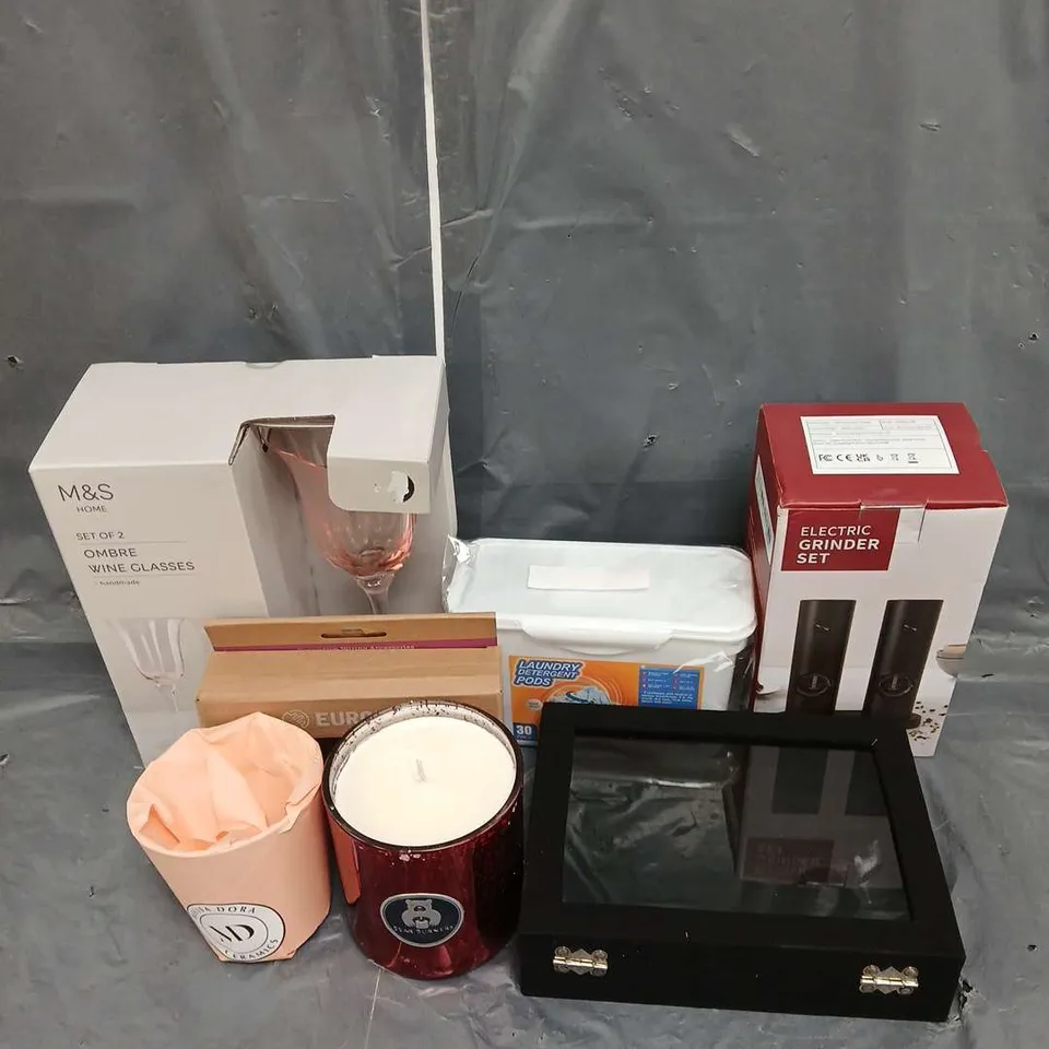 BOX OF APPROXIMATELY 10 ASSORTED HOUSEHOLD ITEMS TO INCLUDEGS - BEAR BURNERS CANDLE - ELECTRIC GRINDER SET - OMBRE WINE GLASSES - ETC