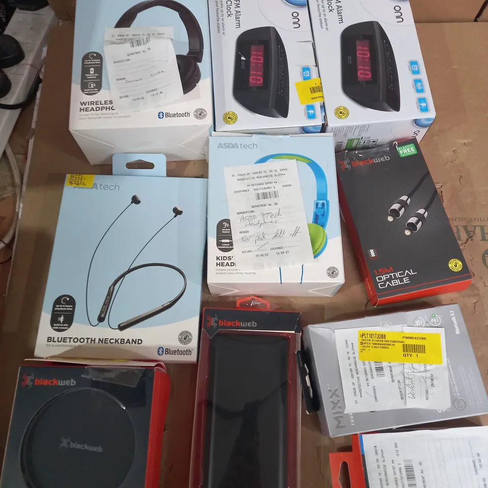 LOT OF APPROX 8 ASSORTED TECH ITEMS TO INCLUDE ALARM CLOCKS, HEADPHONES, PHONE CHARGERS ETC