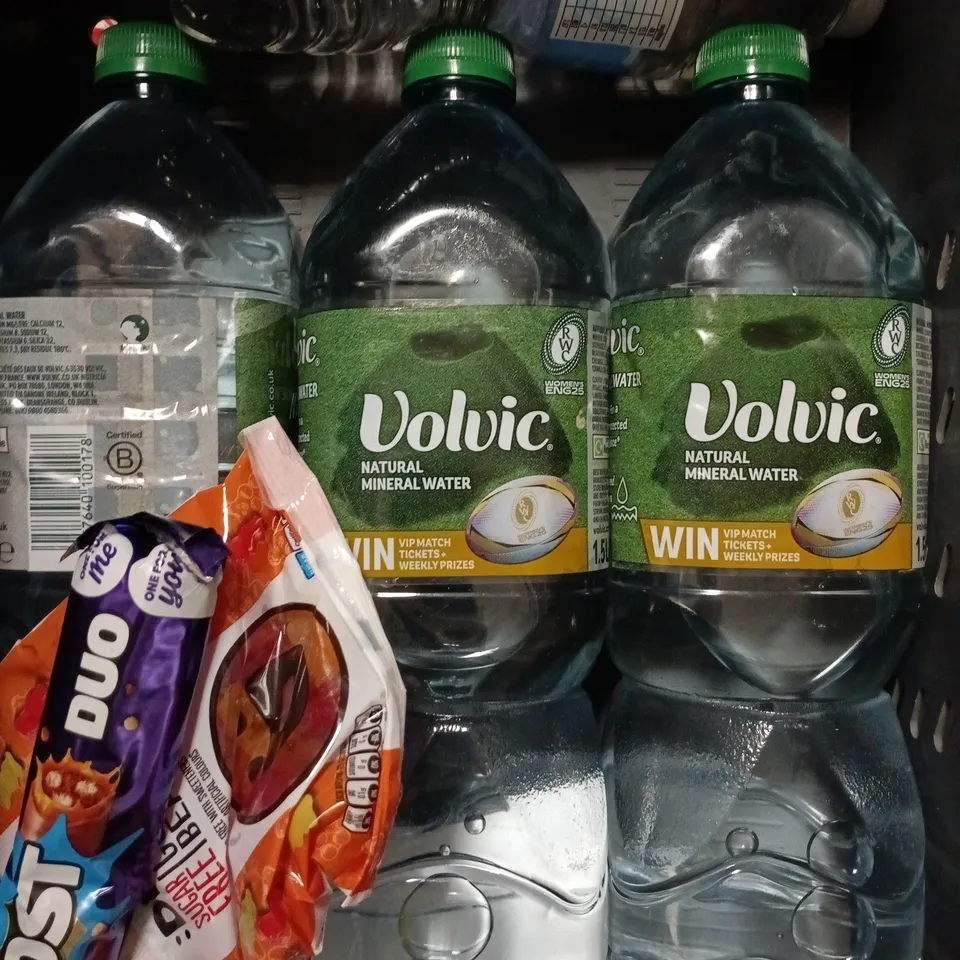 APPROXIMATELY 10 ASSORTED FOOD/DRINK PRODUCTS TO INCLUDE LUCOZADE, PACT COFFEE, DIABLO SWEETS ETC 