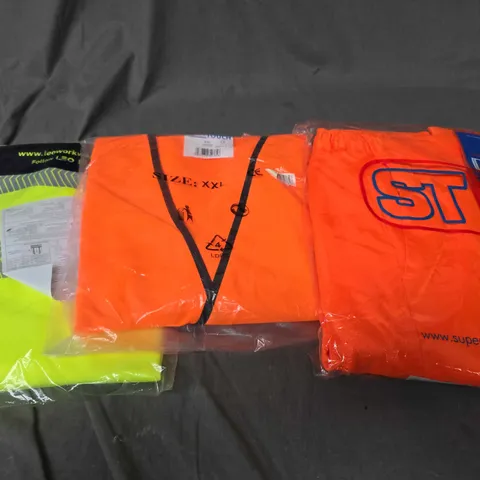 APPROXIMATELY 20 ASSORTED HI-VIS PROTECTIVE CLOTHING ITEMS IN VARIOUS SIZES 