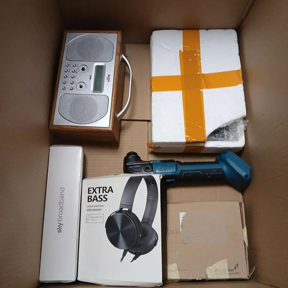 LOT OF APPROXIMATELY 12 ASSORTED ITEMS TO INCLUDE VARIOUS HOME NETWORKING ITEMS AND TECH ITEMS