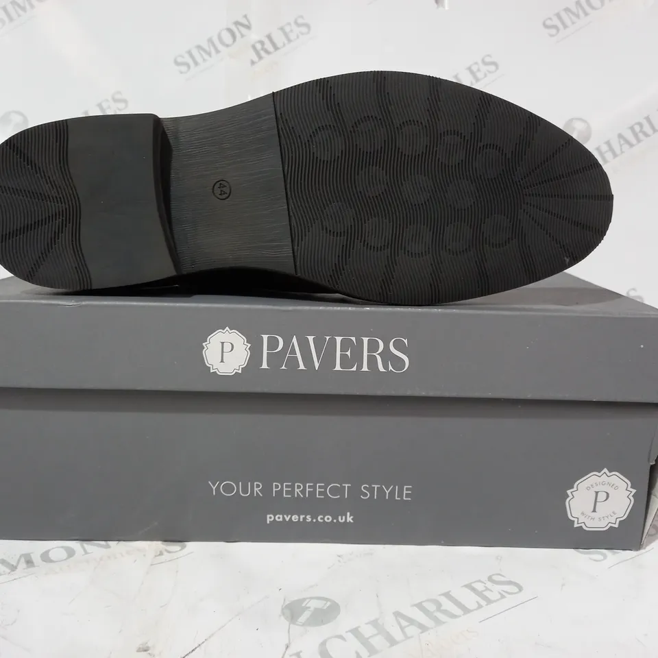 BOXED PAIR OF PAVERS LACE UP SHOES IN TAN/OLIVE UK SIZE 10