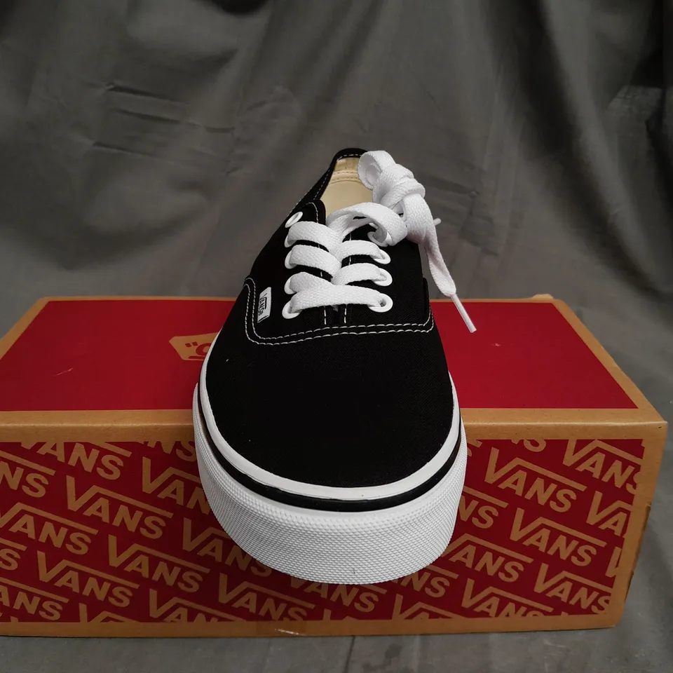 BOXED VANS OF THE WALL BLACK/WHITE TRAINERS - UK 8