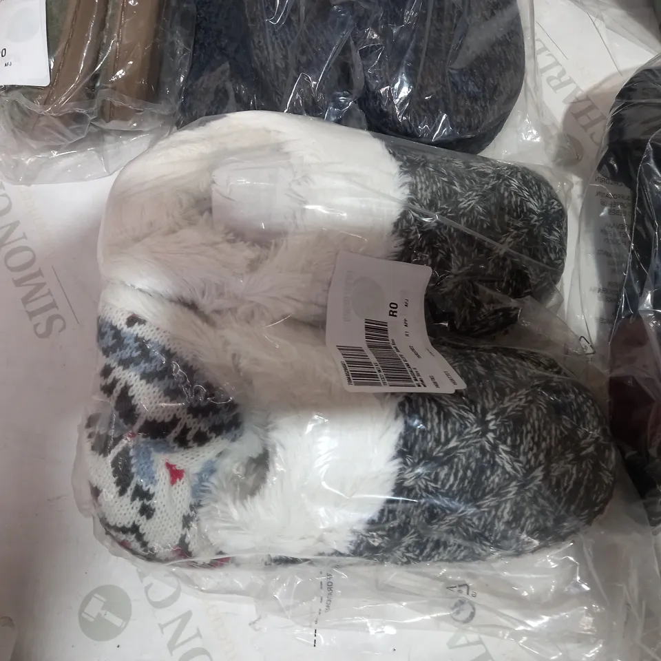 BOX OF APPROX 8 ASSORTED PACKAGED PAIRS OF FOOTWEAR VARYING IN SIZE/COLOUR/STYLE