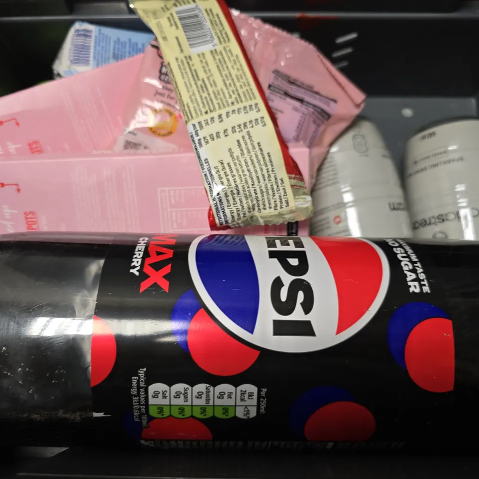 APPROXIMATELY 8 ASSORTED FOOD & DRINK ITEMS TO INCLUDE - MALTESERS , ROBINSONS SUMMER FRUITS , SODASTREAM 7UP ZERO ETC