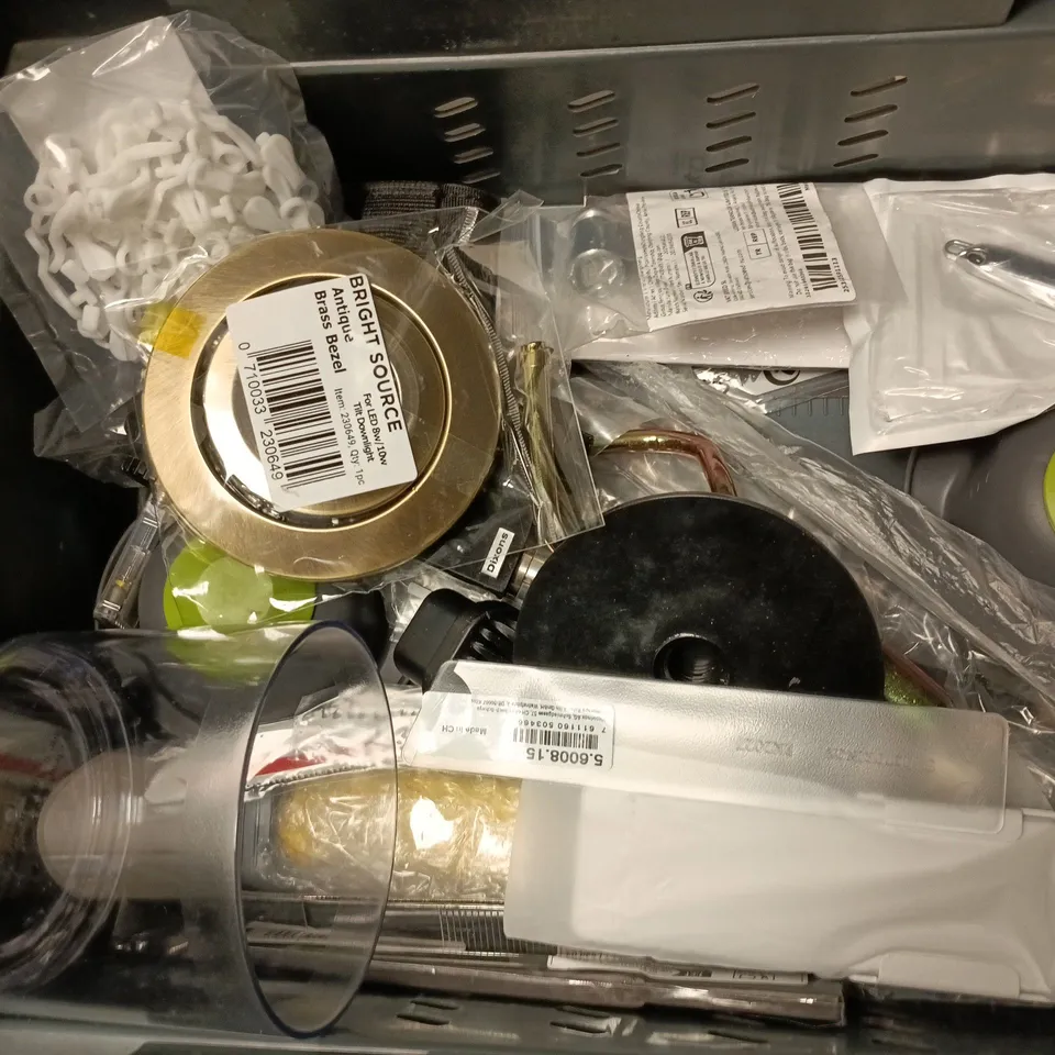 APPROXIMATELY 12 ASSORTED HOUSEHOLD ITEMS TO INCLUDE SCREWLESS FLATPLATE, SCISSORS, ANTIQUE BRASS BEZEL, ETC