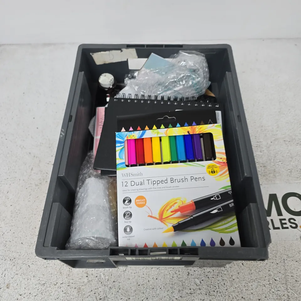 BOX CONTAINING A MIX OF APPROXIMATELY 15 ASSORTED ITEMS INCLUDING MUGS, BRUSH PENS, SKETCHBOOK ETC.