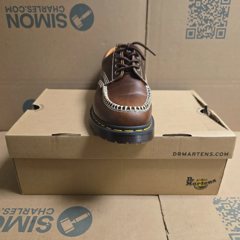 BOXED PAIR OF DR MARTENS LOWELL SHOES IN BUTTERSCOTCH SIZE UK 11