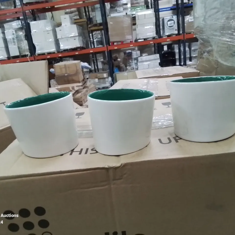 PALLET CONTAINING LARGE AMOUNT OF TILTED SIDE POTS/RAMEKINS (GREEN AND WHITE)