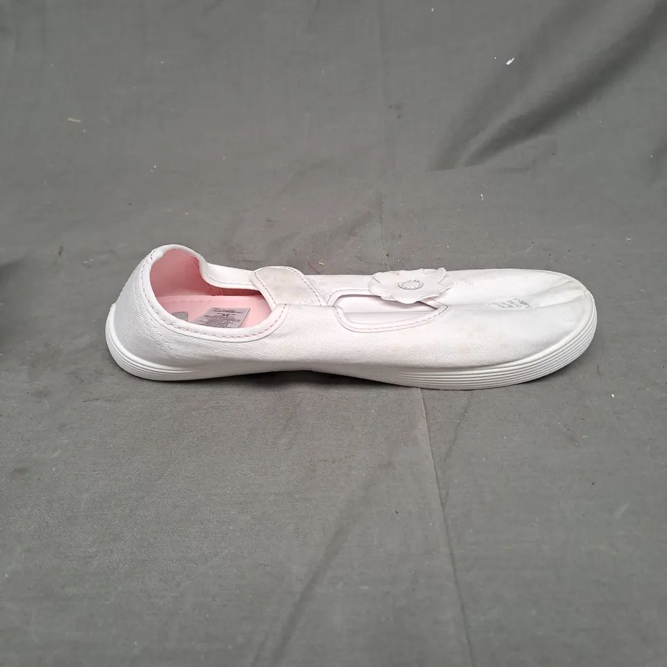 BOXED LOT OF APPROX 40 PAIRS OF CHILDREN'S WHITE PUMPS WITH FLOWER DETAIL. VARIOUS SIZES