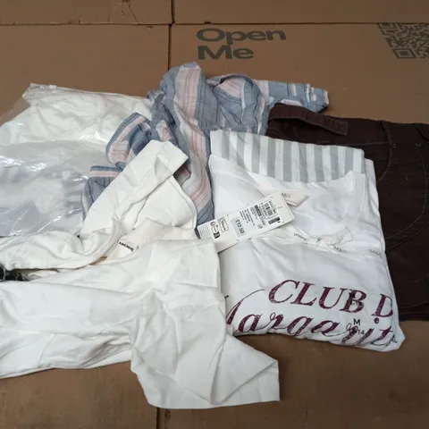 APPROXIMATELY 30 ASSORTED CLOTHING ITEMS IN VARIOUS SIZES, STYLES & COLOURS TO INCLUDE BRANDS SUCH AS UNIQLO, DENIM DREAMS, NUTMEG, ETC - COLLECTION ONLY