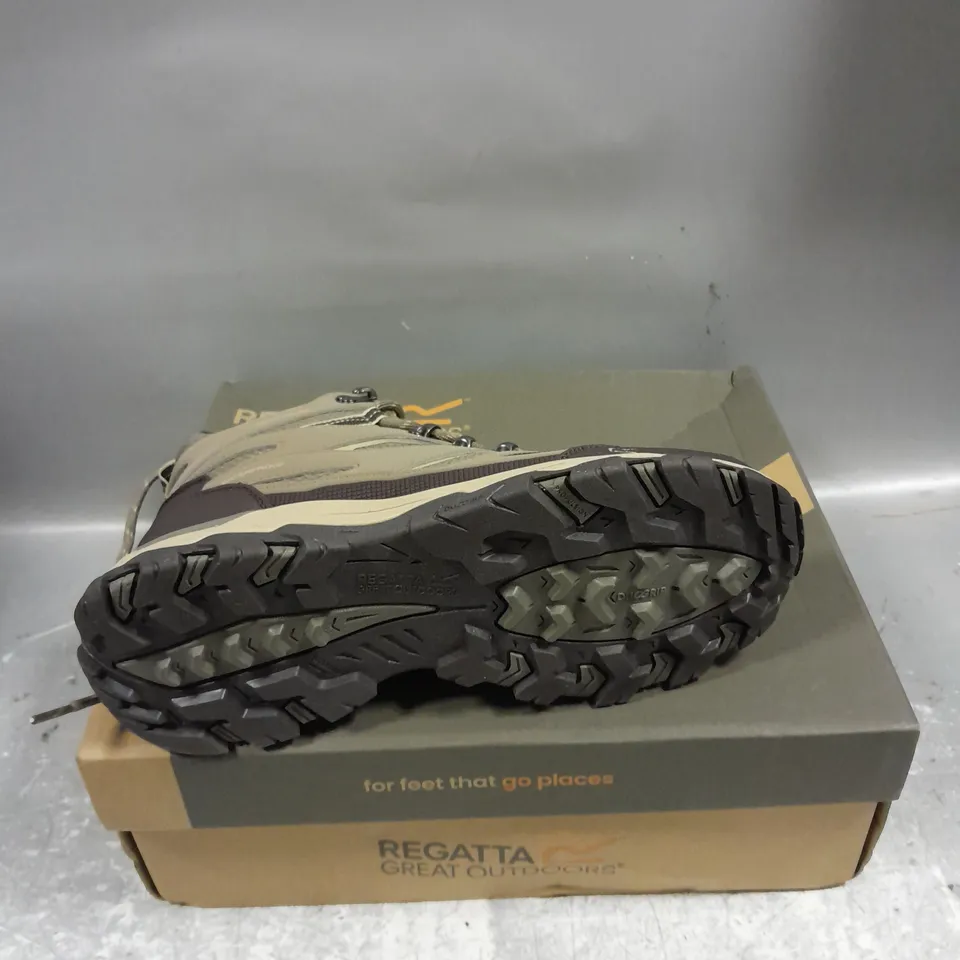 BOXED PAIR OF REGATTA GREAT OUTDOORS HOLCOMBE 3 WATERPROOF BOOTS IN WALNUT/WHITE PEPPER SIZE 6