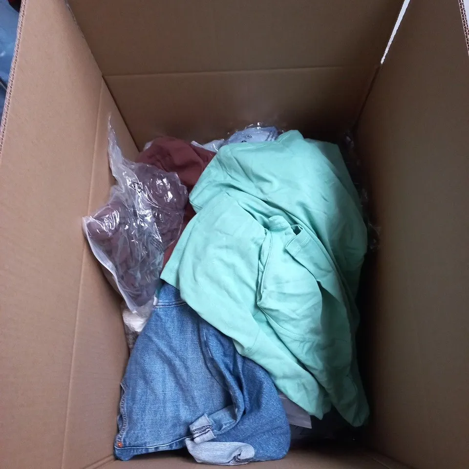 BOX OF APPROXIMATELY 30 ASSORTED CLOTHING ITEMS IN VARIOUS COLOURS, SIES AND STYLES