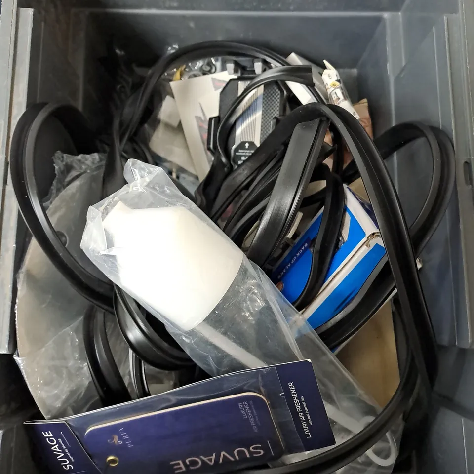 BOX OF ASSORTED ITEMS TO INCLUDE HARLY DAVIDSON STICKERS - PHONE HOLDER AND CAR CHARGERS