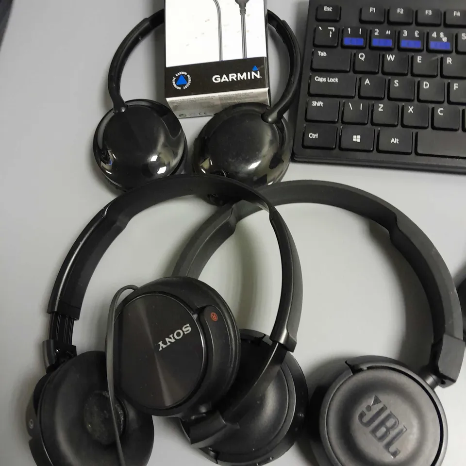 LOT OF 10 ASSORTED TECH ITEMS TO INCLUDE JBL WIRELESS HEADPHONES, LOGI M570 MOUSE AND APPLE REMOTES