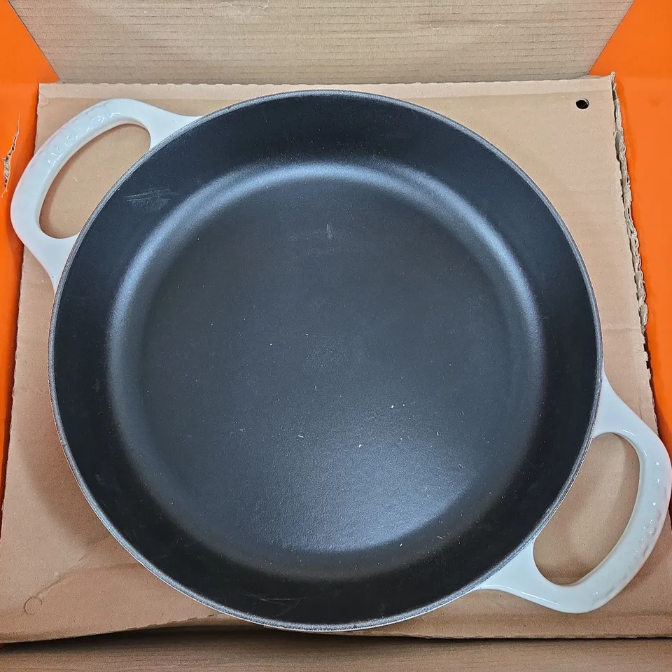 BOXED LE CREUSET ENAMELLED CAST IRON DISH IN BLACK