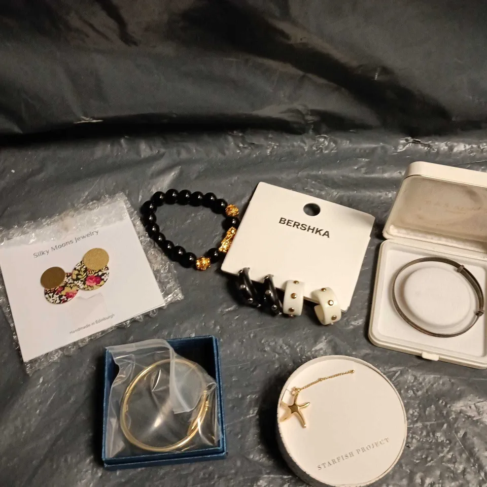 APPROXIMATELY 15 ASSORTED JEWELLERY PRODUCTS TO INCLUDE EARRINGS, NECKLACES, BRACELETS ETC 