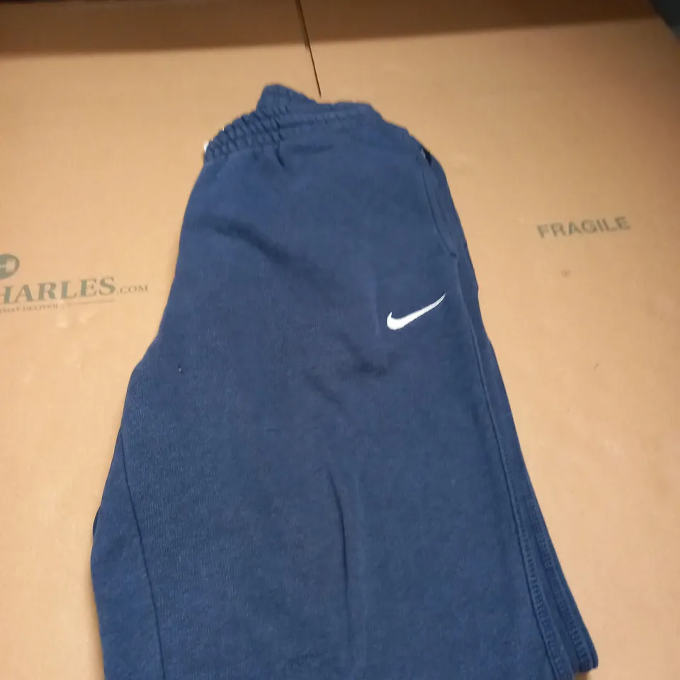 NIKE TRACKSUIT BOTTOMS IN NAVY SIZE M