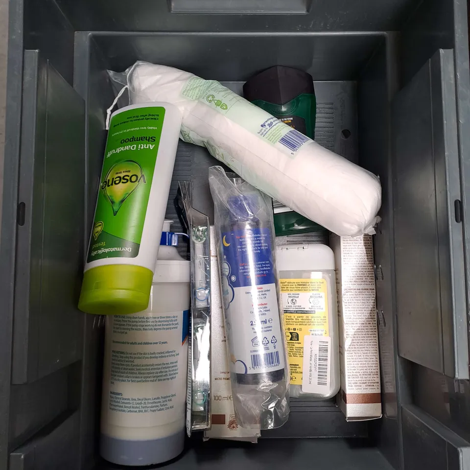 APPROXIMATELY 20 ASSORTED COSMETIC PRODUCTS TO INCLUDE WESTLAB EPSOM BATH SALTS, COLGATE TOOTHPASTE AND ALPECIN CAFFEINE SHAMPOO