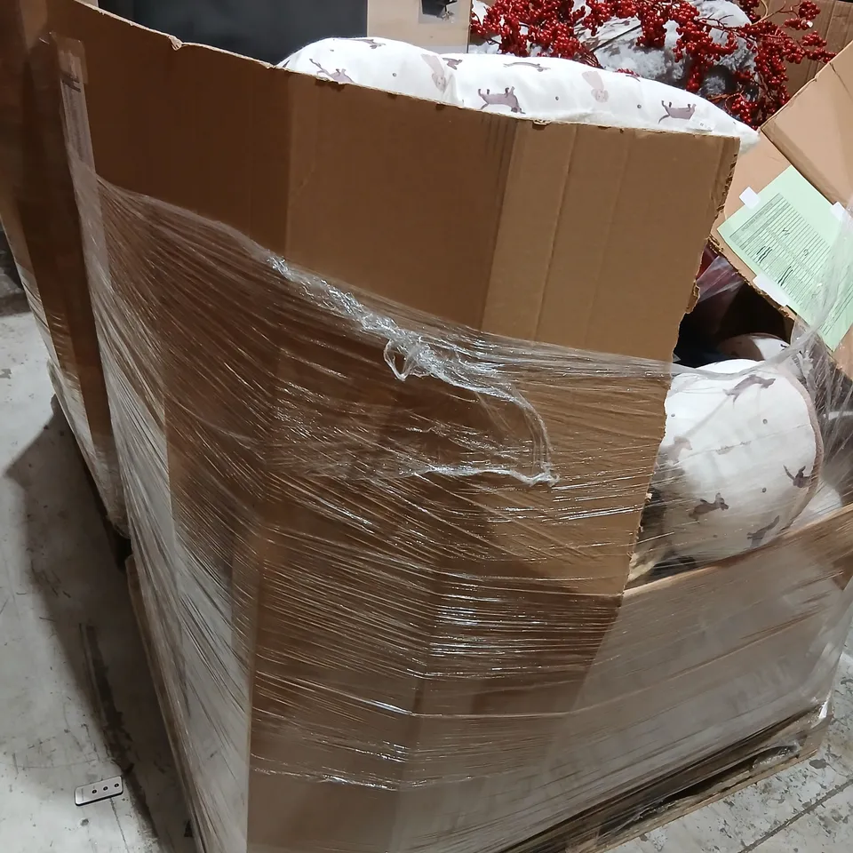 PALLET OF APPROXIMATELY 20 ASSORTED PRODUCTS TO INCLUDE; RECYCLE BIN, NOVELTY LIGHT DUO, GOLD BELLS, DUVET SET, BERRY GARLAND AND WREATH CONE