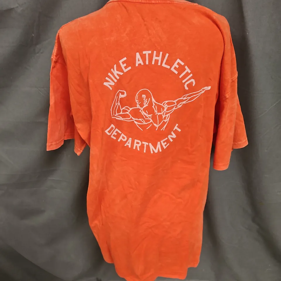 NIKE TRAINING GYM CULTURE GRAPHIC TSHIRT IN RED/ORANGE SIZE L