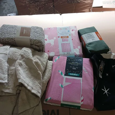 BOX OF APPROXIMATELY 15 ASSORTED BEDDING AND SOFT FURNISHING ITEMS TO INCLUDE - DUVET SET, TOWELS, AND FITTED SHEET ETC