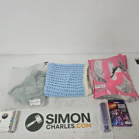 BOX OF APPROXIMATELY 15 ASSORTED ITEMS INCLUDING CUCOO HIGH HEELS, UNO K-POP DEMON HUNTERS AND AN ELECTRONIC LUGGAGE SCALE