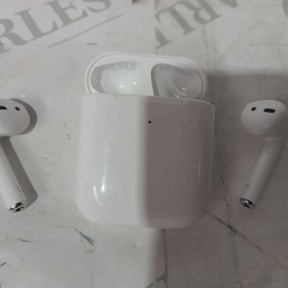 APPLE AIRPODS WITH CHARGING CASE