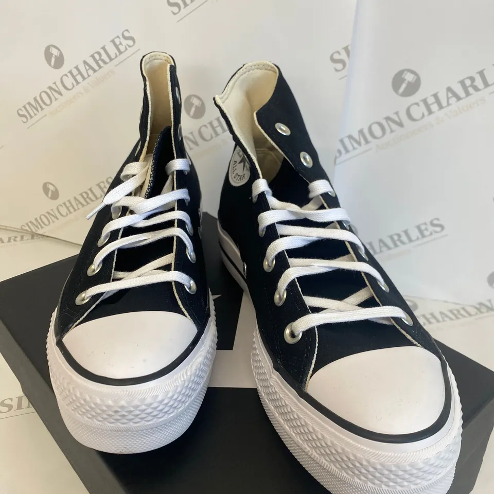 BOXED PAIR OF CONVERSE LIFT HI SHOES SIZE EU40