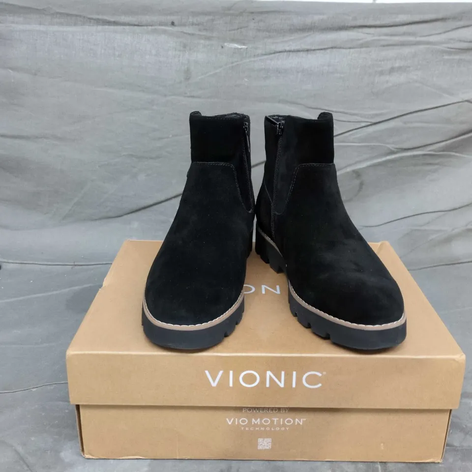 VIONIC CHARM CARISSA BOOT – BLACK SUEDE, UK 5 (WOMEN)