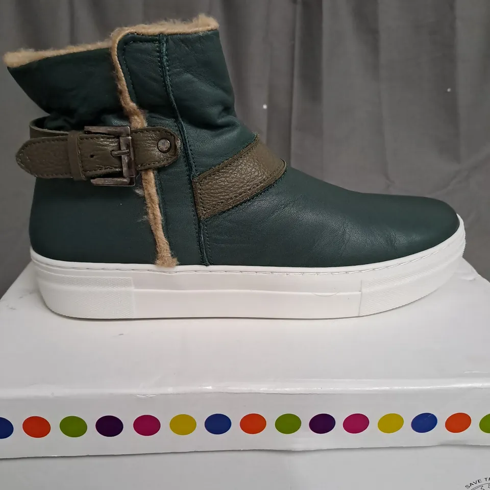 BOXED PAIR OF ADESSO HEATHER LEATHER TRAINERS IN GREEN SIZE 6