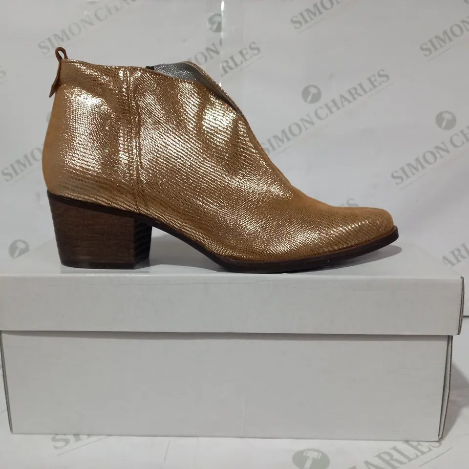 BOXED PAIR OF AZINE LOW HEEL SIDE-ZIP SHOES IN METALLIC GOLD EU SIZE 39