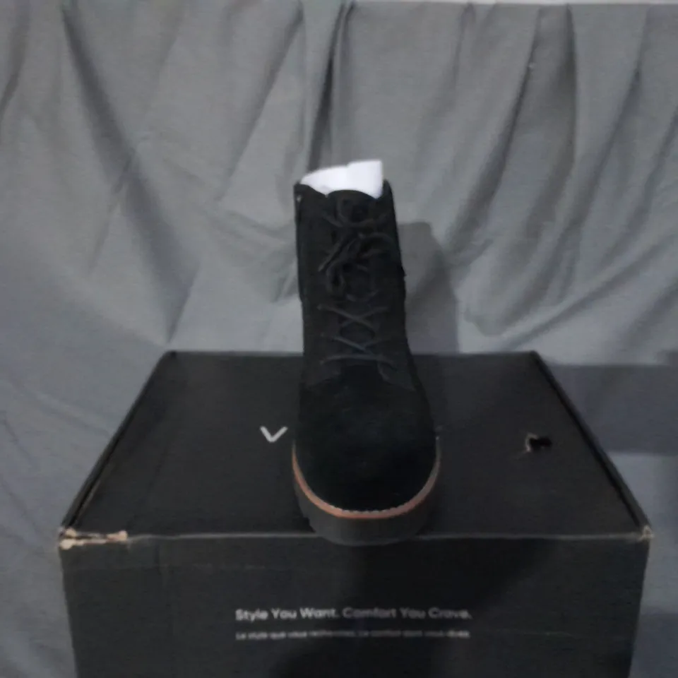 BOXED PAIR OF VIONIC LARSON LACE UP BOOTS IN BLACK SIZE 7 