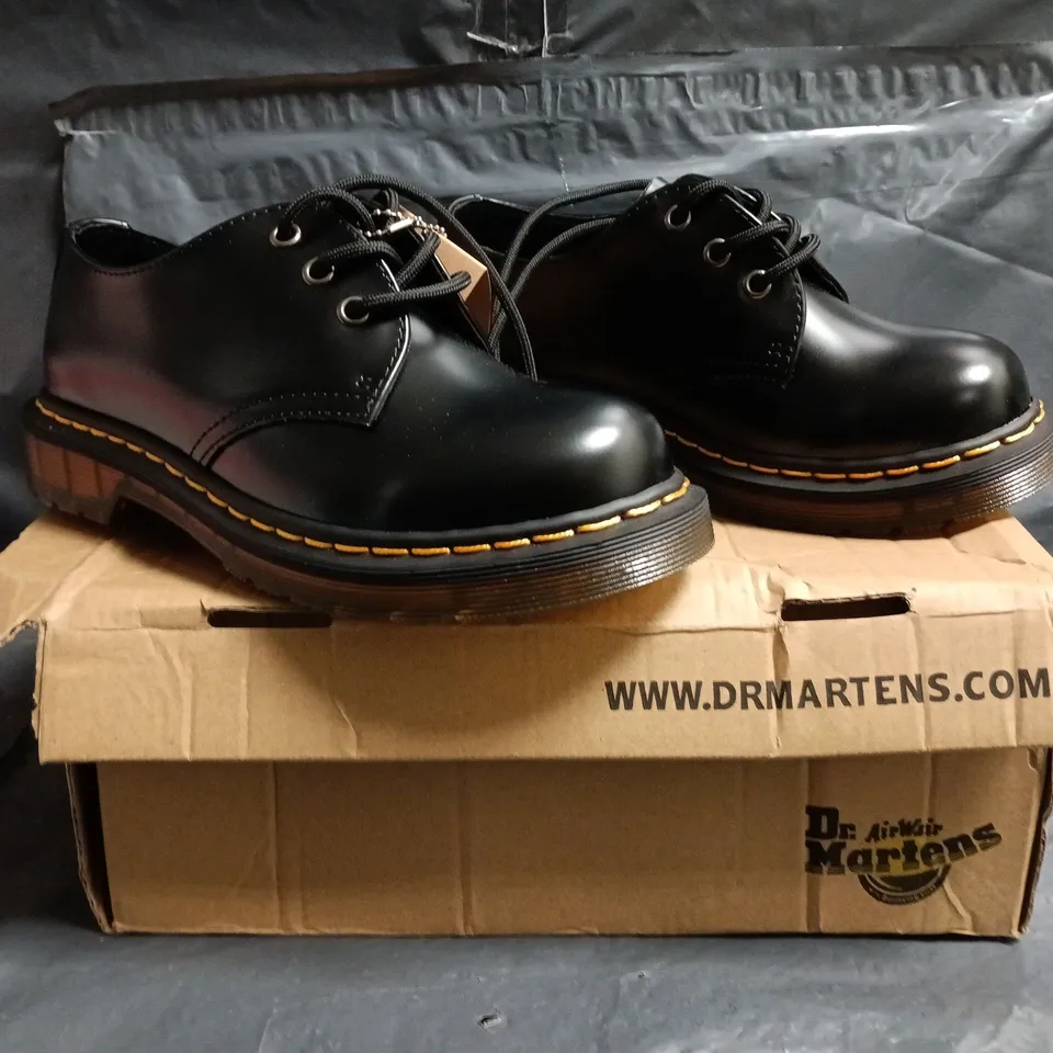 BOXED PAIR OF DR MARTENS 1461 SHOES IN BLACK SIZE UK 7