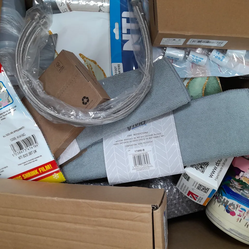 BOX OF APPROXIMATELY 15  ASSORTED HOUSEHOLD ITEMS TO INCLUDE SANDWICH PLASTIC BAGS, PAN, ETC - COLLECTION ONLY