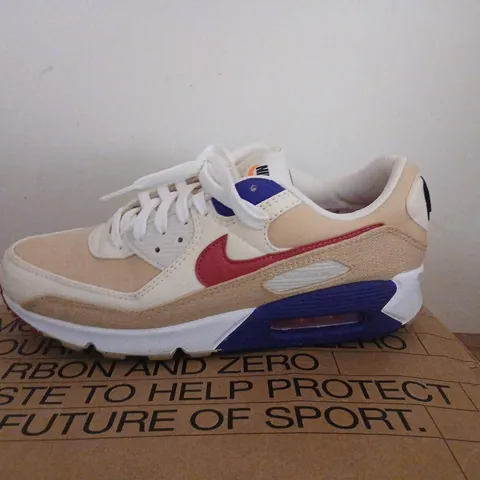 NIKE AIR MAX 90 SE SNEAKERS – BEIGE/WHITE WITH BLUE ACCENTS, UK 8 (EU 42.5)