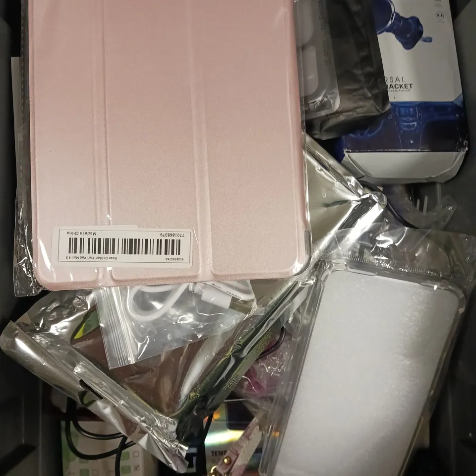 APPROXIMATELY 30 ASSORTED SMARTPHONE ACCESSORIES TO INCLUDE PROTECTIVE CASES, CHARGING CABLES, SCREEN PROTECTORS ETC 