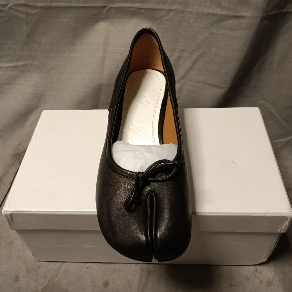 MAISON MARGIELA PARIS WOMEN'S BLACK LEATHER PUMP WITH BOW DETAIL – HEELED SIZE 38 BOXED