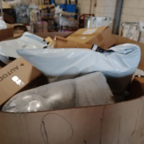 PALLET CONTAINING A LARGE QUANTITY OF PILLOWS