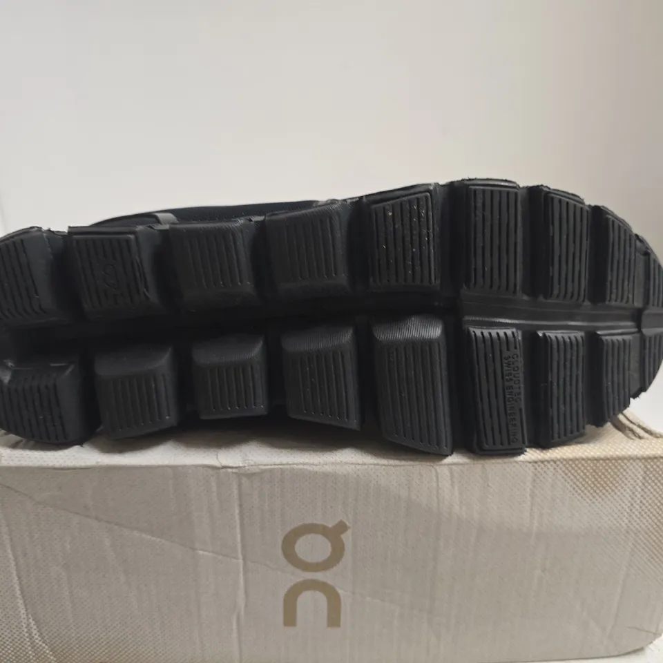 BOXED PAIR OF ON RUNNING CLOUD 5 ALL BLACK TRAINERS - UK 9.5