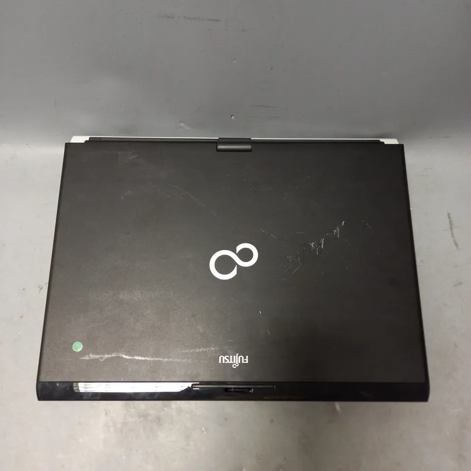 FUJITSU LIFEBOOK T900 LAPTOP IN BLACK/SILVER