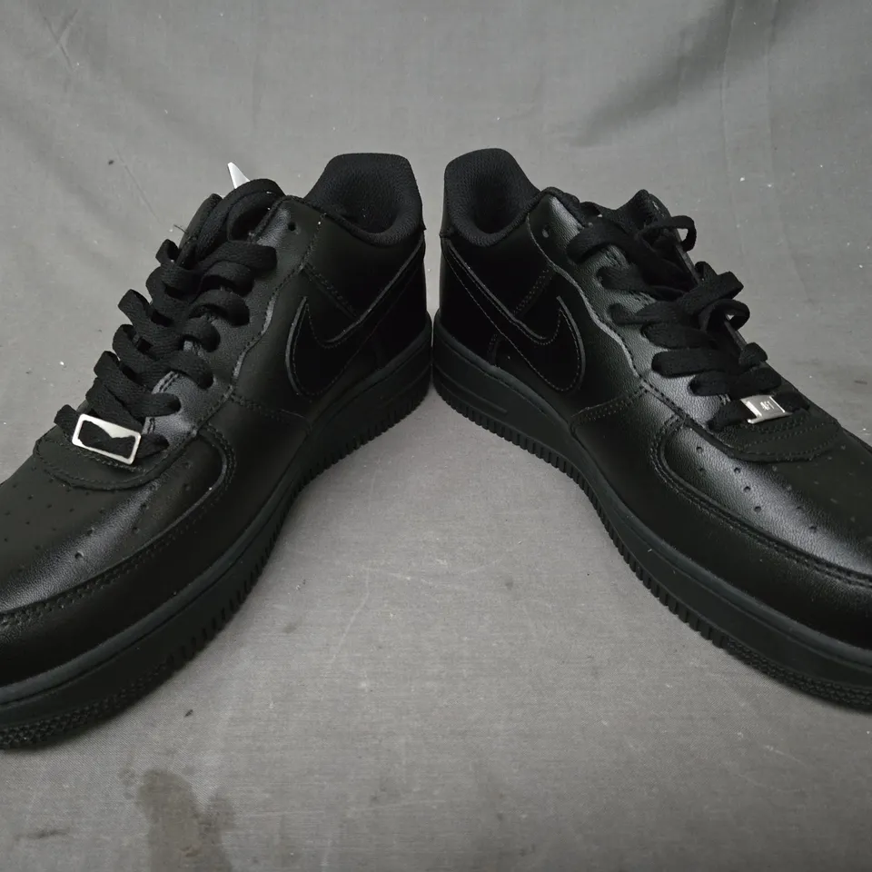 PAIR OF NIKE AIR FORCE 1 SHOES IN BLACK UK SIZE 9