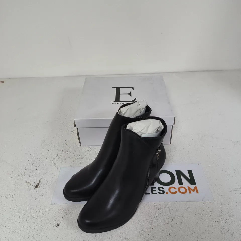 E SHOES BY EMMA AMY BLACK PU ANKLE BOOTS – UK 8