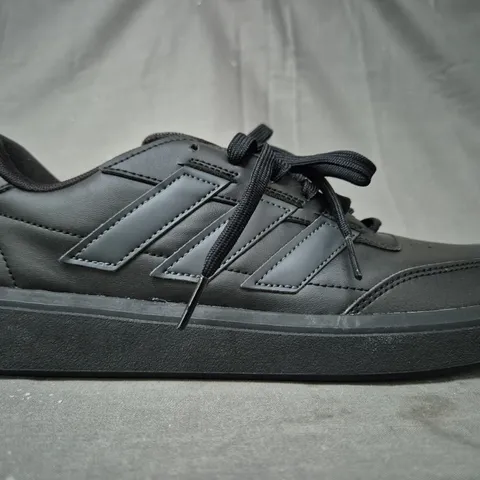 BOXED ADIDAS COURTBLOCK TRAINERS IN BLACK - SIZE 9