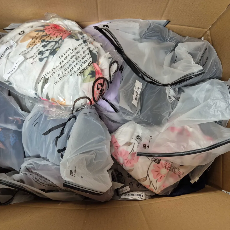 APPROXIMATELY 45 ASSORTED CLOTHING ITEMS IN VARIOUS SIZES, STYLES & COLOURS - COLLECTION ONLY