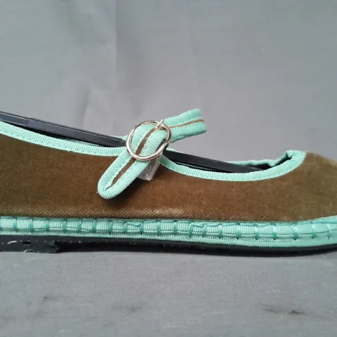 BOXED PAIR OF FLABELUS VERA SHOES IN MOSS/MINT EU SIZE 37